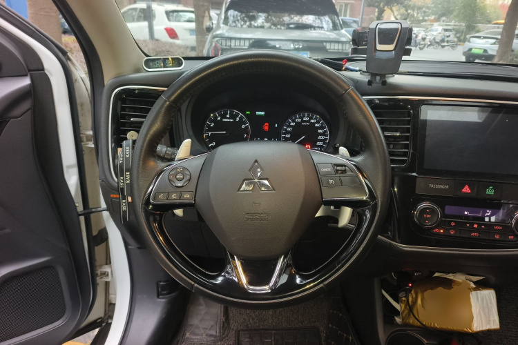 三菱 欧蓝德 2016款 2.4L 四驱豪华版 7座中控内饰13