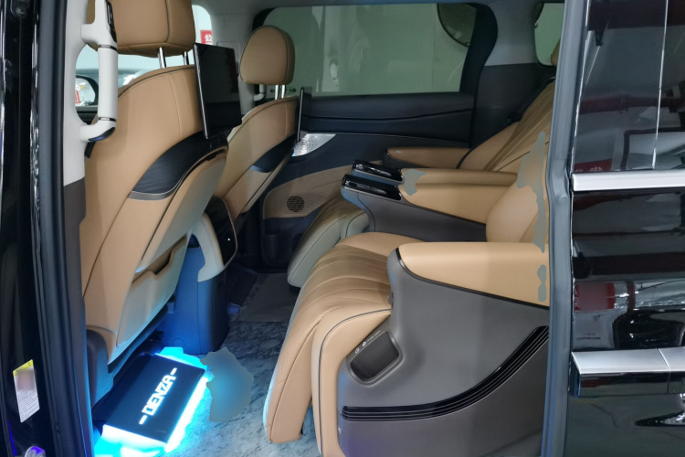 腾势D9 2022款 DM-i 970 四驱尊荣型中控内饰7004