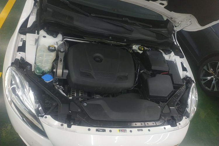 沃尔沃V40 2017款 T3 智逸版机舱底盘24