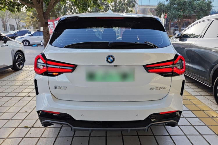 宝马iX3 2024款 领先型车身外观6