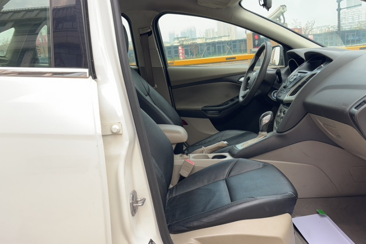 福特 福克斯 2012款 三厢 1.6L 自动舒适型局部细节41