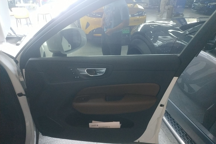 沃尔沃XC60新能源 2025款 插电式混动 长续航四驱智远豪华版中控内饰7005