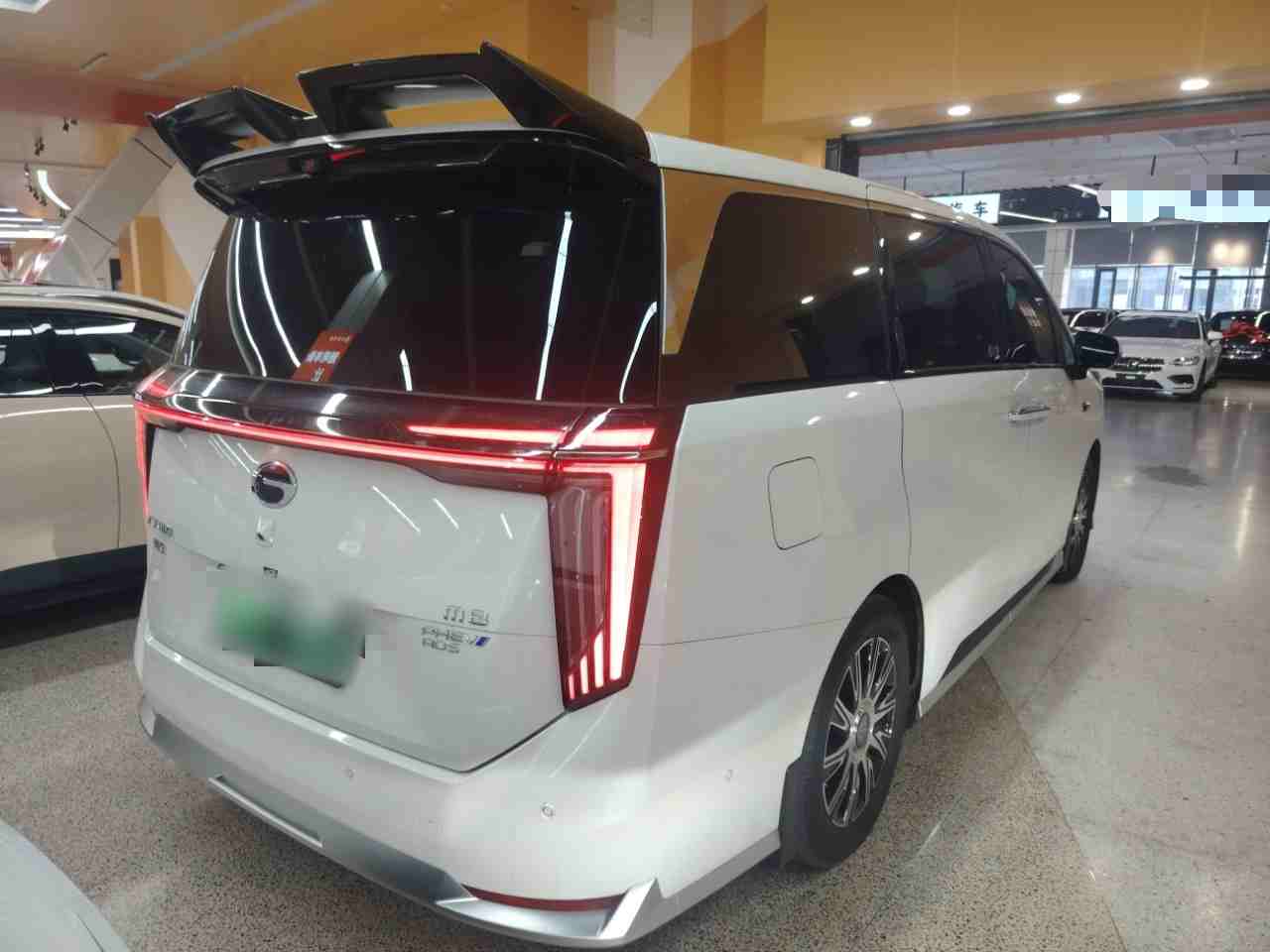 车辆右后45度外观展示