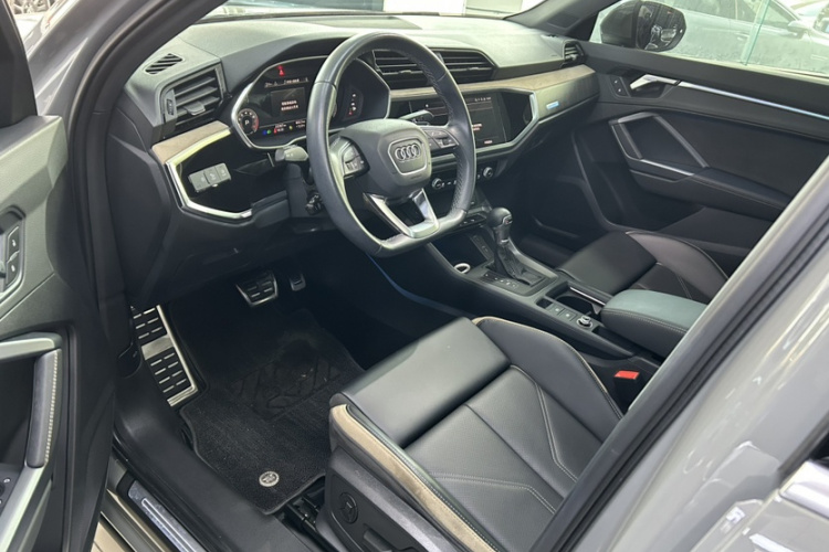 奥迪Q3 2024款 35 TFSI 时尚致雅型中控内饰7001