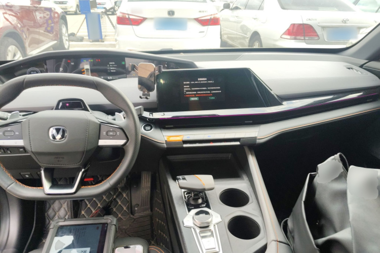 长安UNI-V 2022款 1.5T 尊贵型中控内饰12
