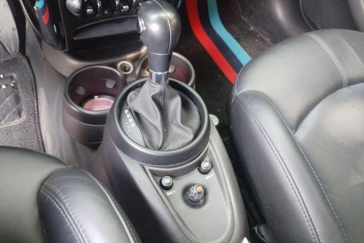 MINI Countryman 2016款 1.6T COOPER ALL4 Excitement装备控局部细节18