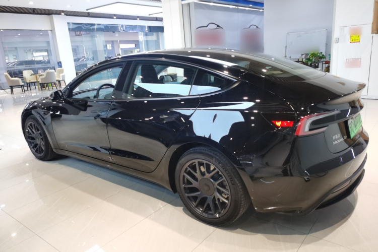 特斯拉 Model 3 2023款 长续航全轮驱动版车身外观4