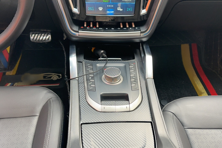 众泰T700 2017款 1.8T 双离合尊贵型中控内饰7010