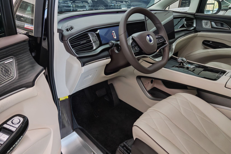 腾势D9 2024款 DM-i 980 四驱尊荣型中控内饰7009