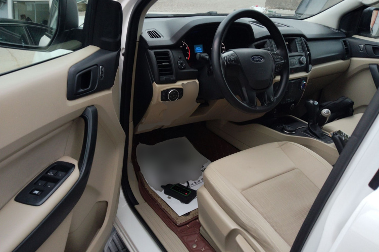 福特 撼路者 2017款 2.0T 汽油自动四驱菁英版 5座中控内饰7003