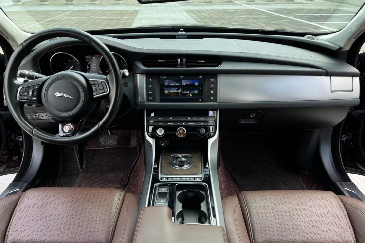 捷豹XFL 2017款 XFL 2.0T 200PS 豪华版局部细节16