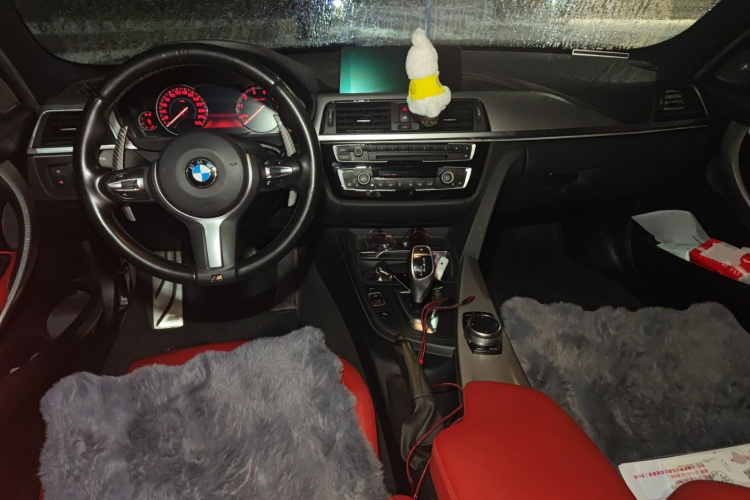 宝马3系 2019款 320i M运动曜夜版中控内饰12