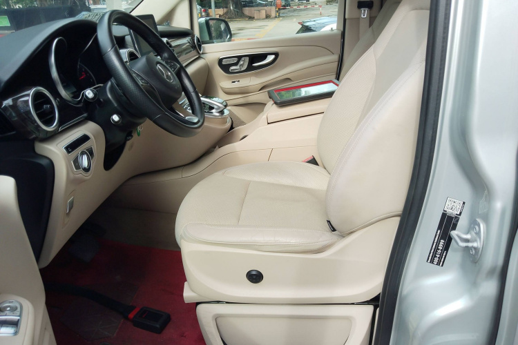 奔驰V级 2017款 V 260 领航版中控内饰19