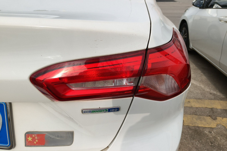 福特 福克斯 2019款 三厢 EcoBoost 180 自动锋潮型车身外观6006