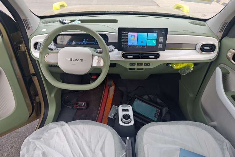 吉利银河 2025款 210km 熊猫骑士中控内饰7002