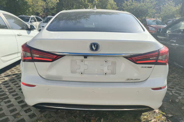 长安 逸动 2018款 1.6L GDI 手动时尚型车身外观6