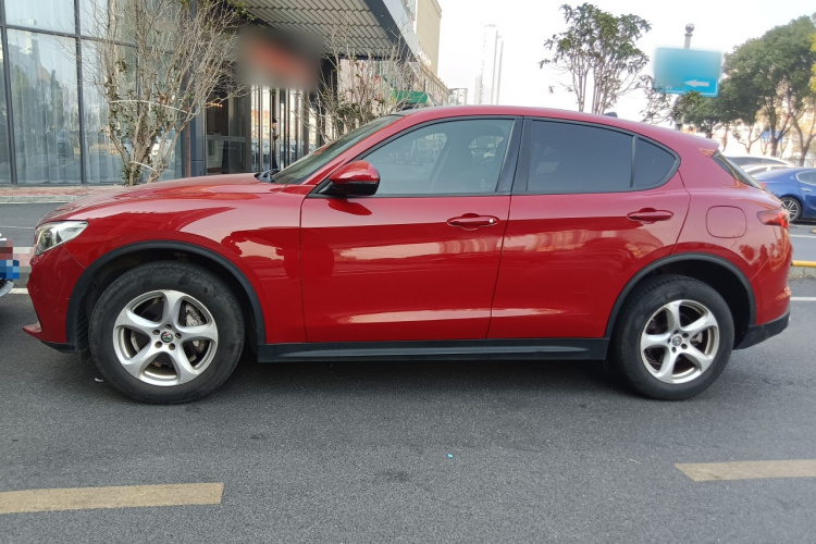 阿尔法·罗密欧 Stelvio斯坦维 2017款 2.0T 200HP 精英版车身外观4