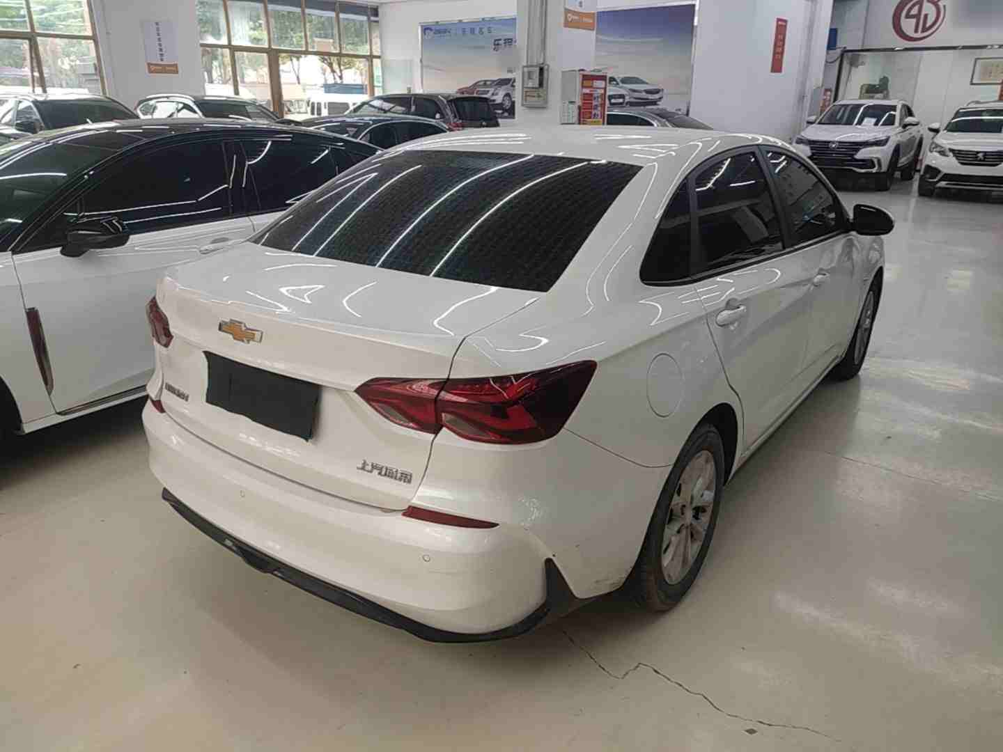 车辆右后45度外观展示