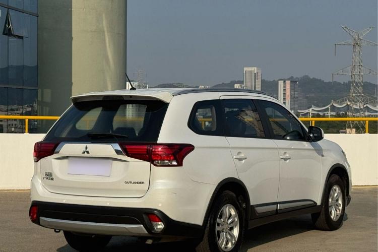 三菱 欧蓝德 2016款 2.0L 两驱风尚版 5座车身外观6002