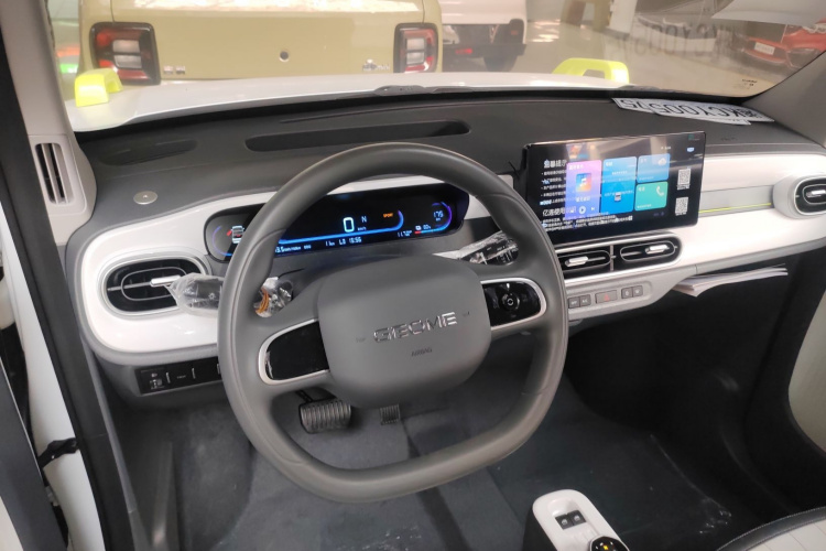 吉利银河 2025款 210km 熊猫骑士中控内饰12