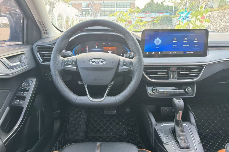 福特 福克斯 2022款 三厢 EcoBoost 180 自动竞速版中控内饰7002