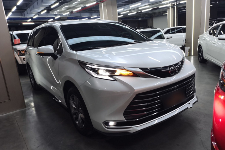 丰田 赛那SIENNA 2024款 2.5L混动 四驱尊贵版车身外观3