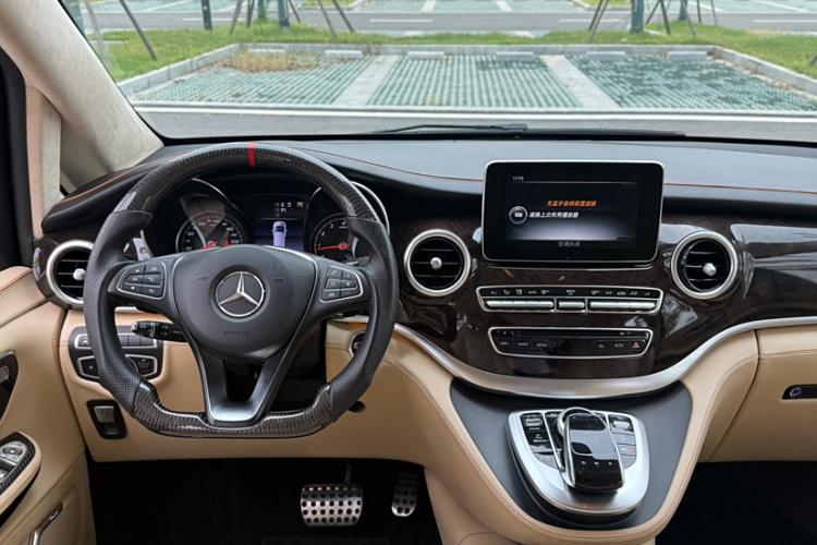 奔驰V级 2018款 V 260 L 尊贵加长版 国VI中控内饰7015