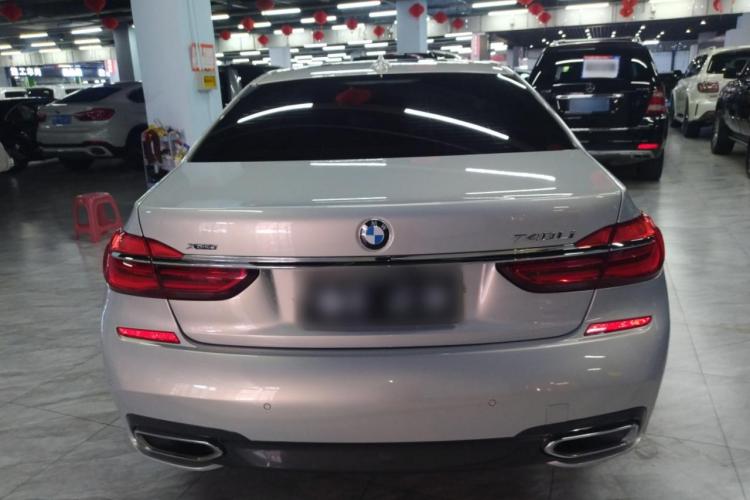 宝马7系 2018款 740Li xDrive 尊享型 M运动套装车身外观6