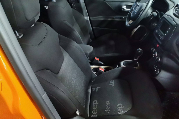 Jeep 自由侠 2017款 180T 自动高能版局部细节41