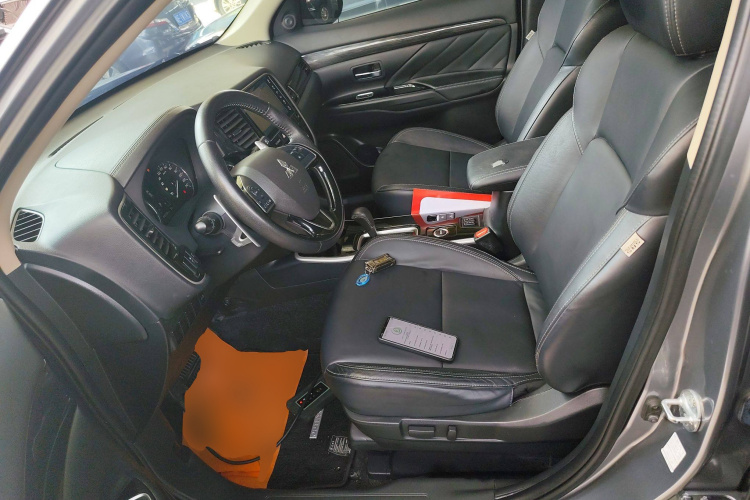 三菱 欧蓝德 2019款 2.4L 四驱致享版 7座 国VI中控内饰19