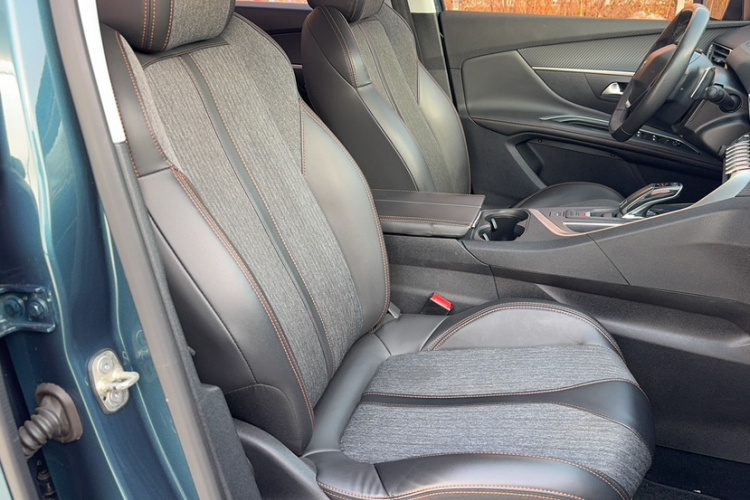 标致5008 2017款 350THP 7座精英版中控内饰7005