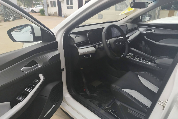 吉利汽车 2024款 缤瑞COOL 1.5T DCT冠军版中控内饰7003