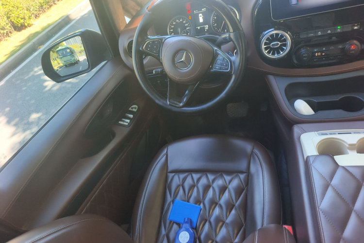 奔驰 威霆 2020款 2.0T 精英版 7座中控内饰13