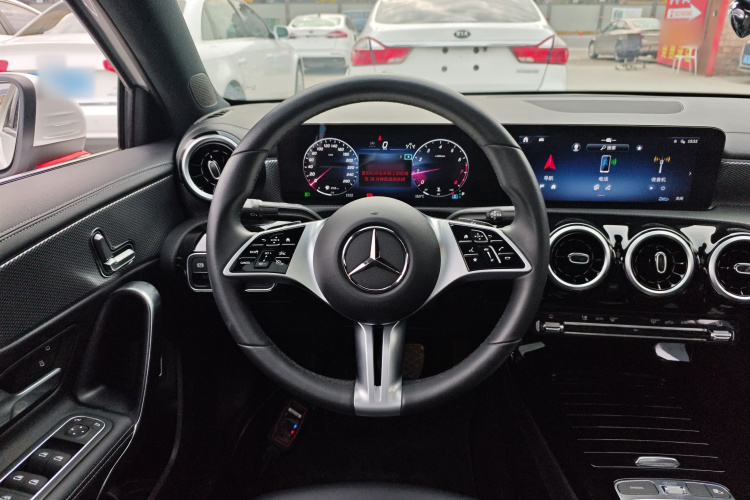 奔驰A级 2023款 A 180 L中控内饰13