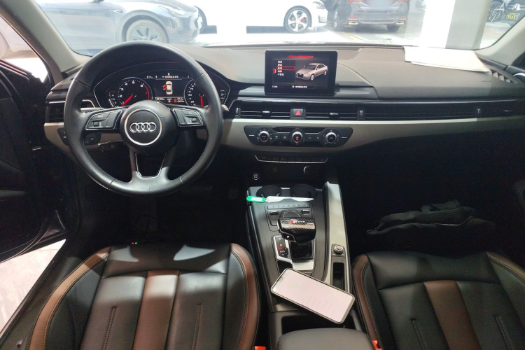 奥迪A4L 2018款 30周年年型 40 TFSI 进取型中控内饰12