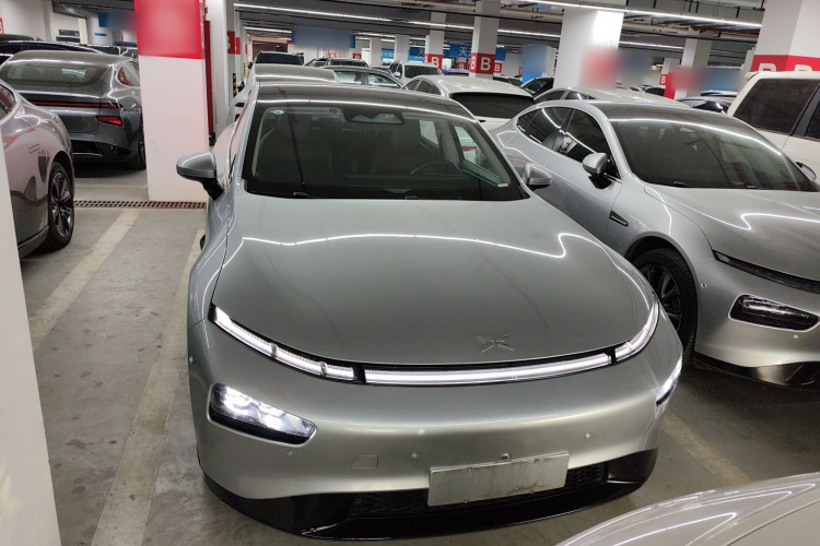 小鹏P7 2022款 625E车身外观2