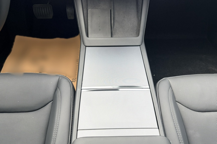 特斯拉 Model 3 2023款 长续航全轮驱动版中控内饰7002