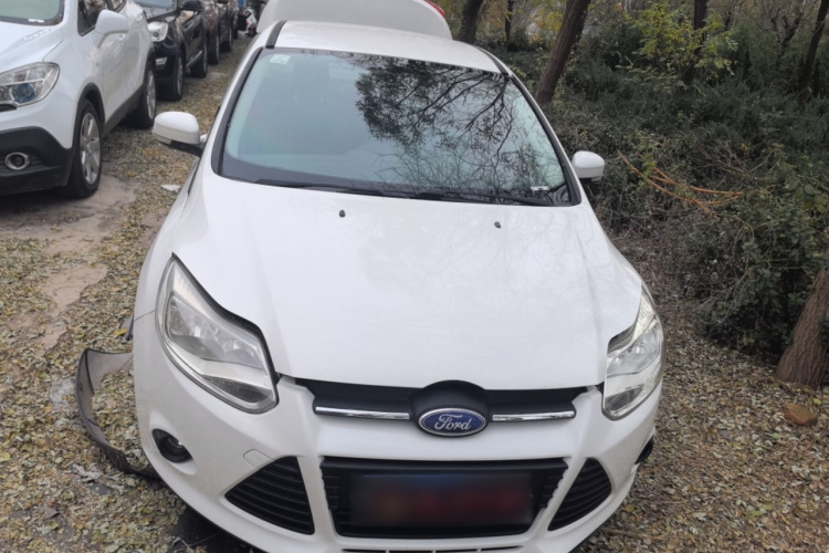 福特 福克斯 2012款 三厢 1.6L 自动舒适型车身外观2