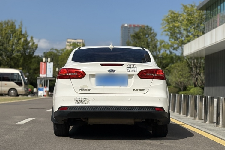 福特 福克斯 2017款 三厢 1.6L 自动风尚型智行版车身外观6005