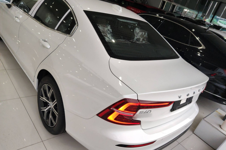 沃尔沃S60 2025款 B4 智逸豪华版车身外观6