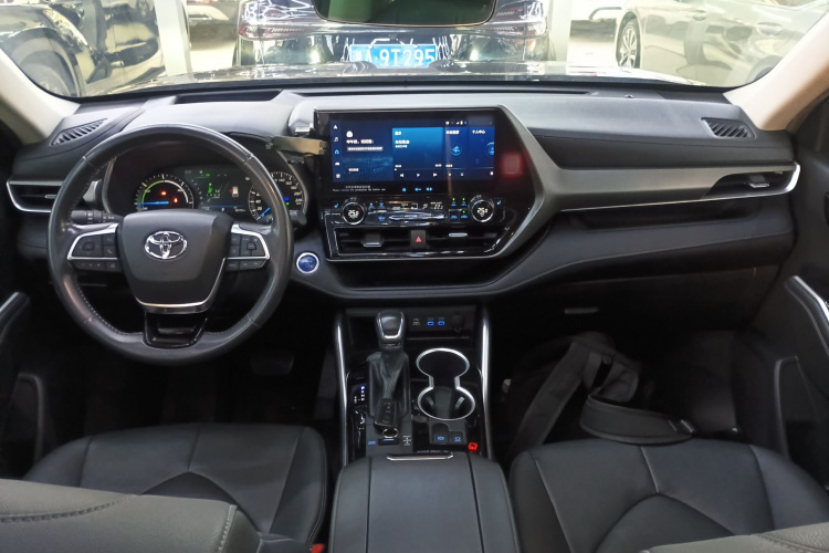 丰田 汉兰达 2022款 双擎 2.5L 四驱尊贵版 7座中控内饰7002