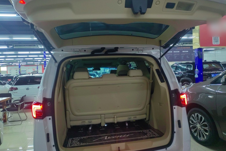 别克GL8 2023款 陆上公务舱 尊贵型机舱底盘23