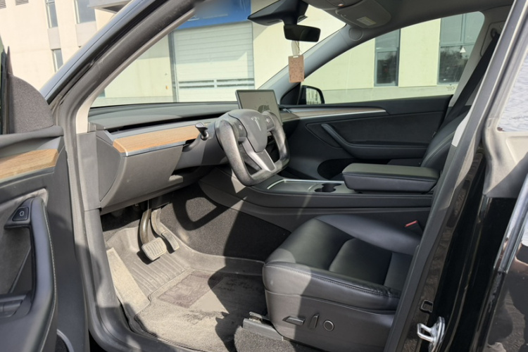 特斯拉 Model Y 2022款 改款 后轮驱动版中控内饰7003