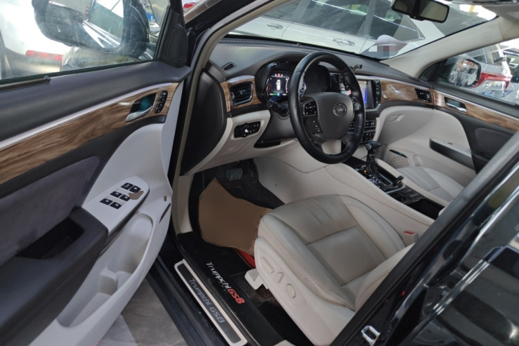 广汽传祺 传祺GS8 2017款 320T 两驱豪华智联版（七座）中控内饰7003