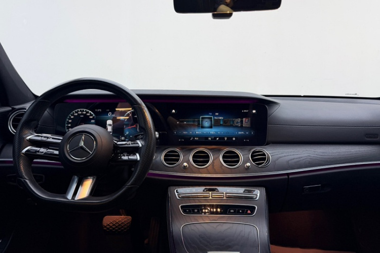 奔驰E级(进口) 2021款 E 260 时尚型运动版中控内饰7005