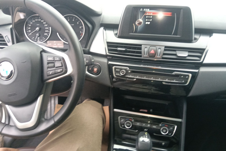 宝马2系旅行车 2016款 218i 领先型中控内饰12