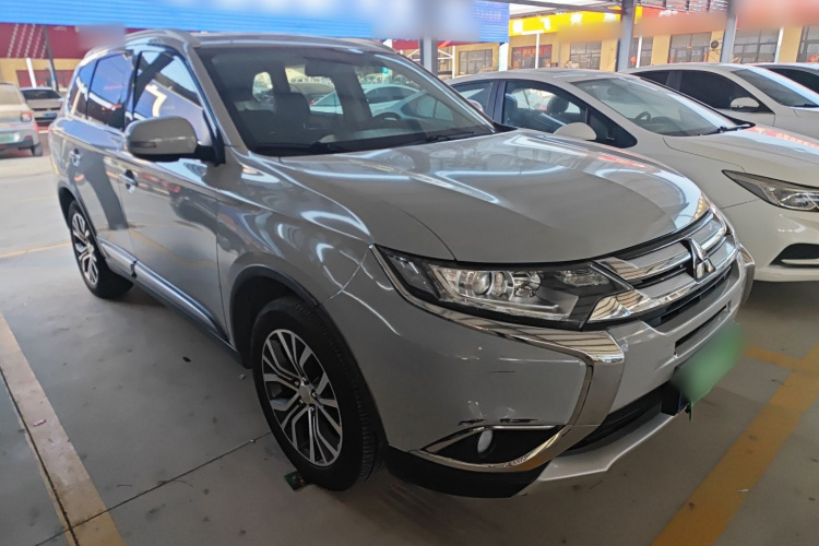 三菱 欧蓝德 2017款 2.0L 两驱荣耀版 5座车身外观6002