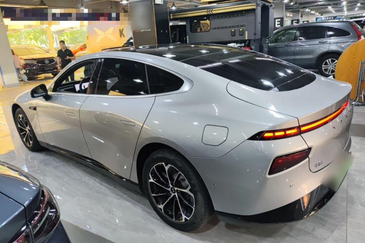 小鹏P7 2022款 625E车身外观4