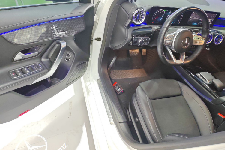 奔驰A级 2021款 A 200 L 运动轿车时尚型中控内饰7003