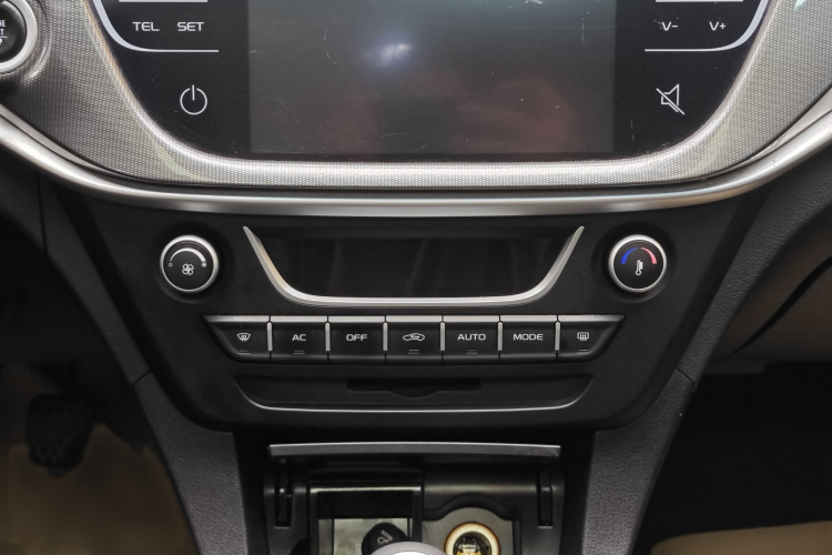 吉利汽车 帝豪 2017款 三厢百万款 1.5L 手动向上版局部细节16